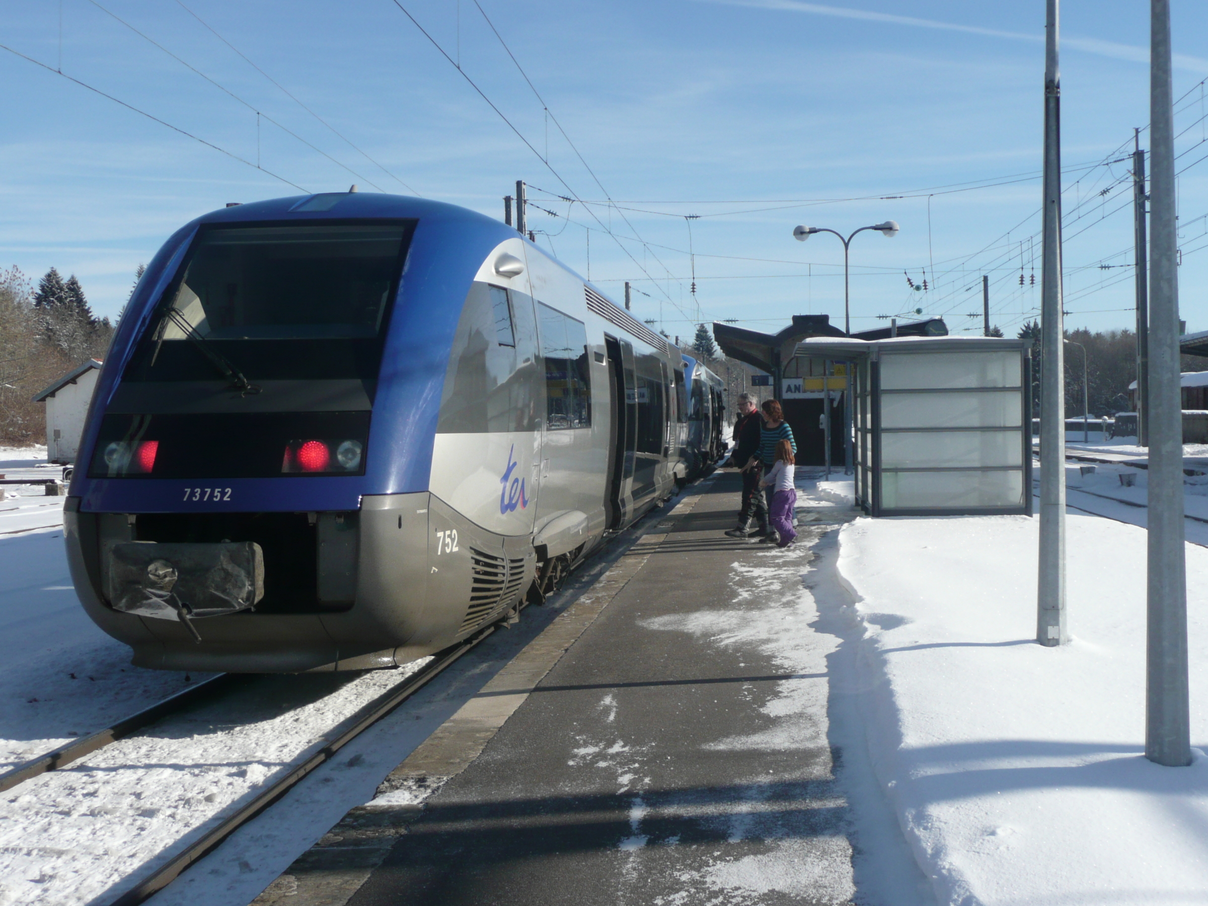 Train à la gare avec la neige.